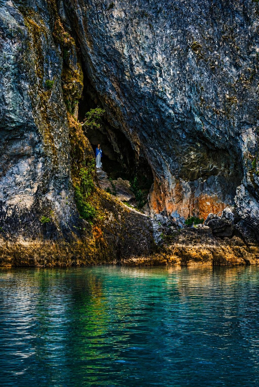 LA GRUTA DE LA VIRGEN